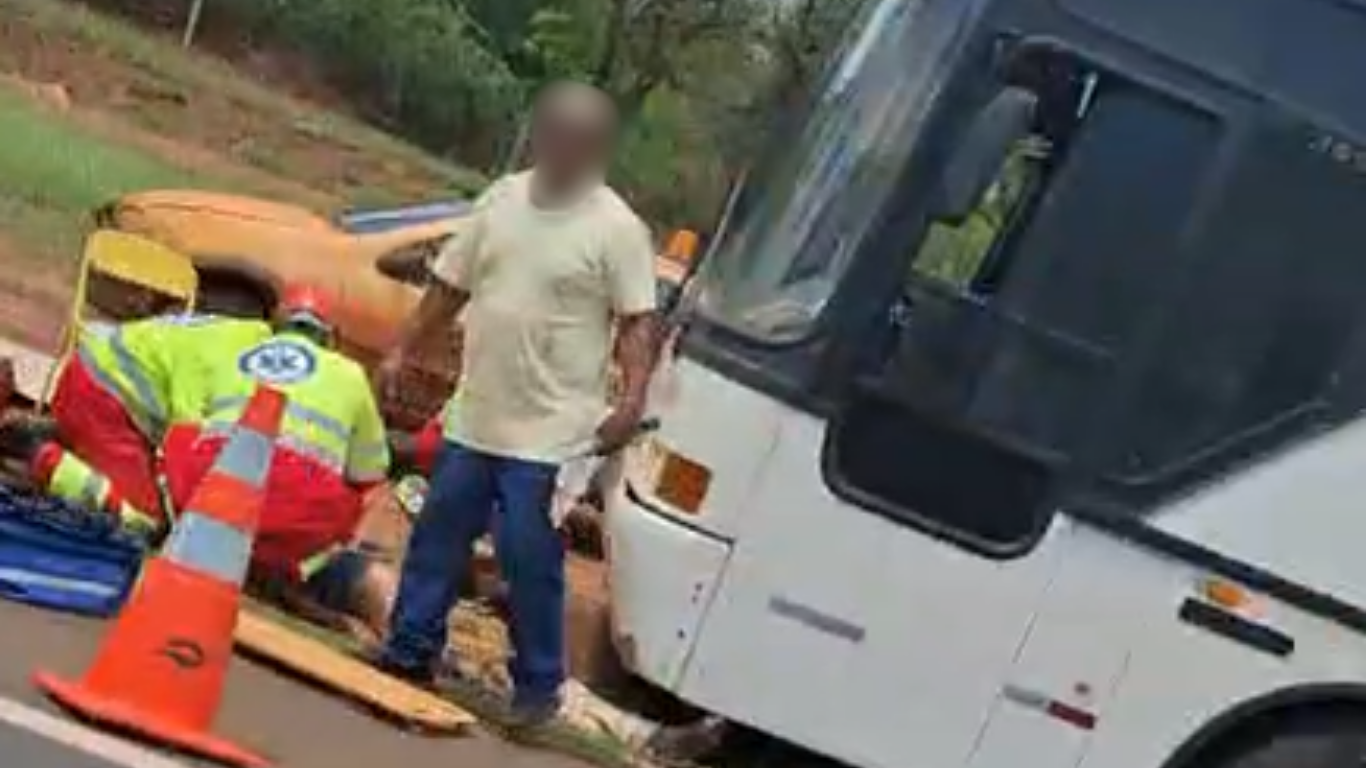 Homem morre prensado por ônibus durante troca de pneu na BR-365, entre Ituiutaba e Santa Vitória