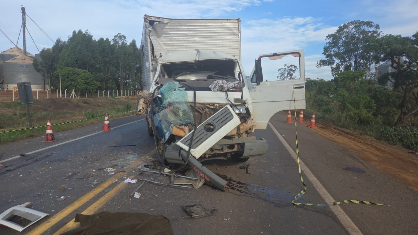 Colisão entre caminhões deixa um morto e um gravemente ferido na MGC-452, em Perdizes