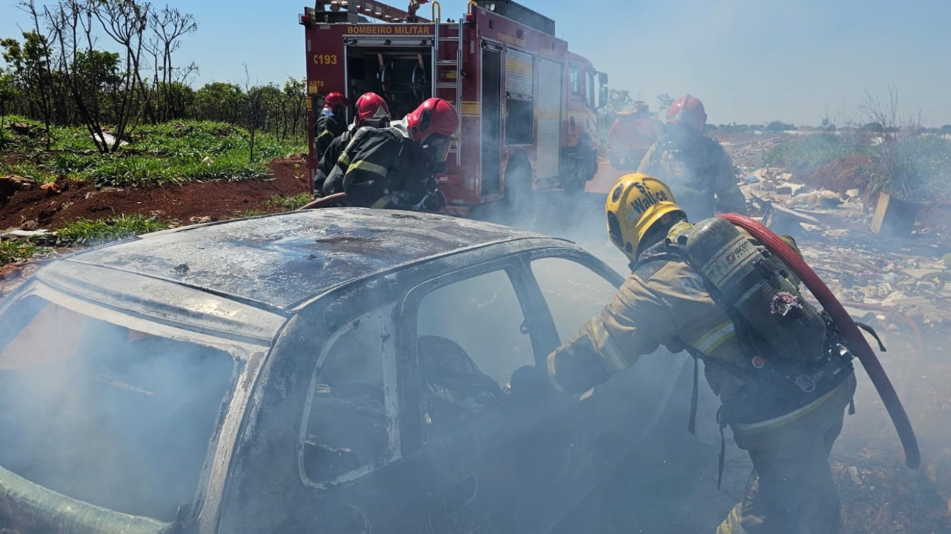 Veículo é incendiado em estrada rural próxima ao Anel Viário Leste