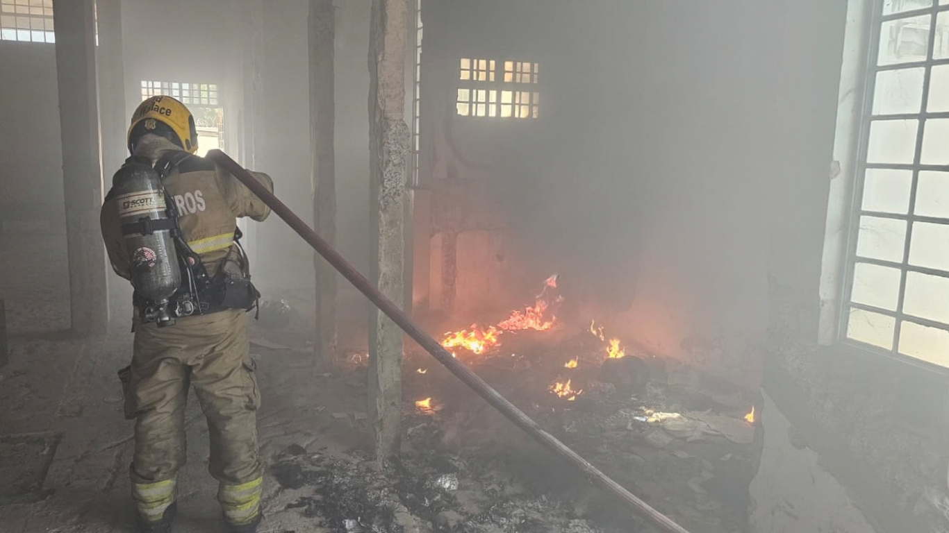 Princípio de incêndio em prédio comercial gera fumaça e mobiliza bombeiros no Centro