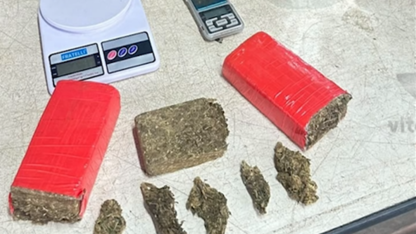 Operação da Polícia Militar resulta em prisão por tráfico e apreensão de drogas em Uberlândia