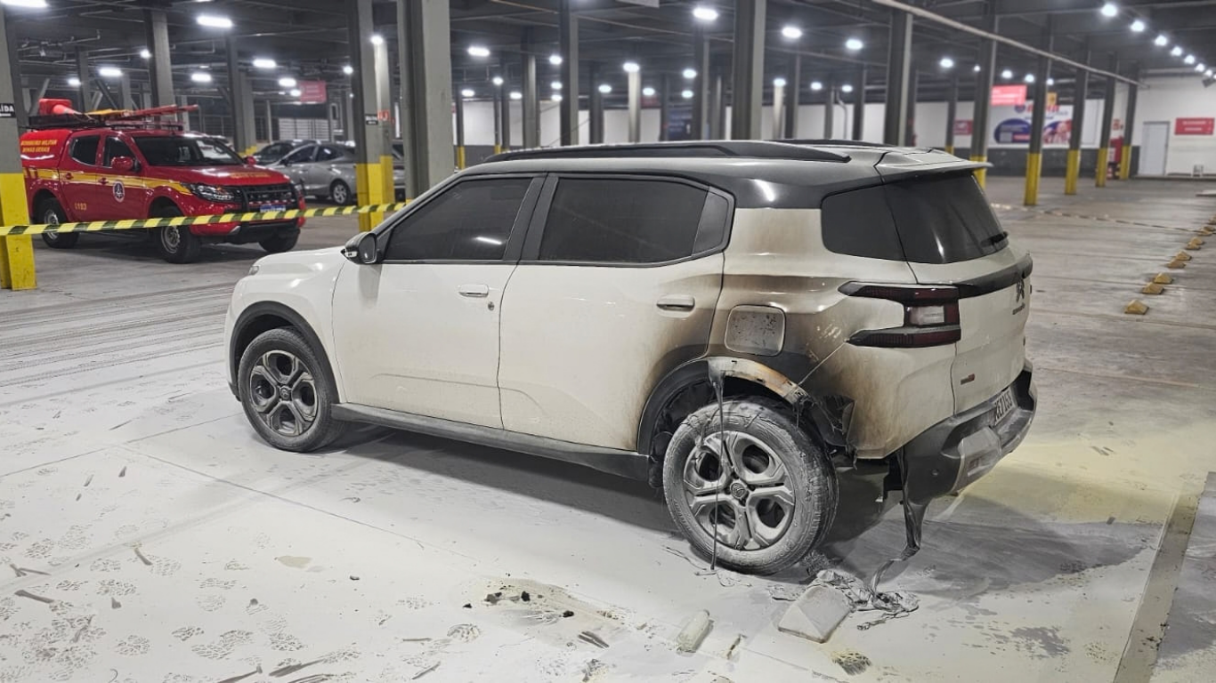 Incêndio criminoso em carro mobiliza clientes e bombeiros em supermercado no bairro Tibery