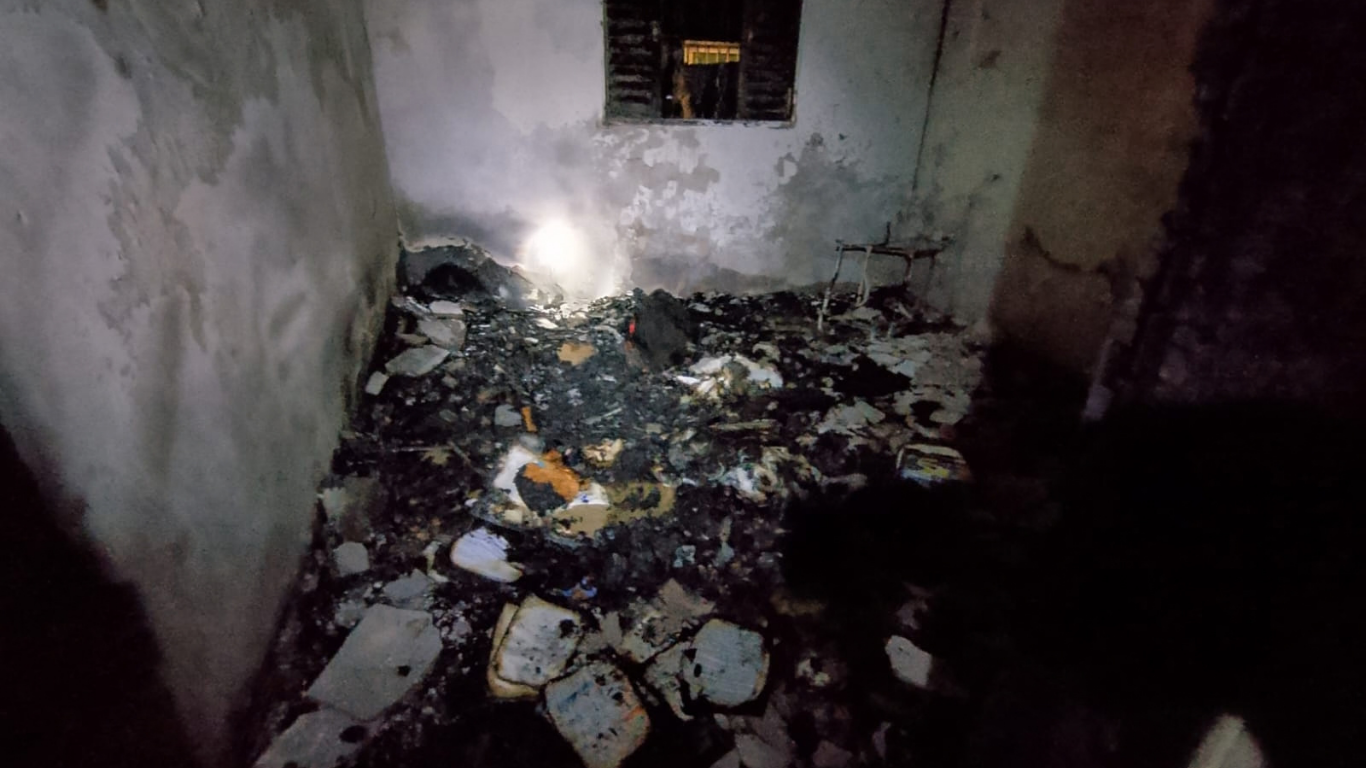 Incêndio em residência assusta moradores e mobiliza bombeiros no bairro Laranjeiras