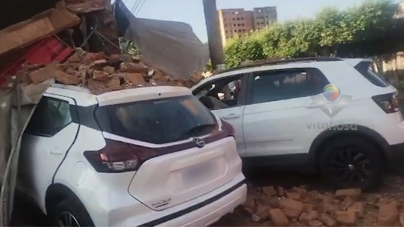 Carros invadem bar após forte colisão no bairro Martins, em Uberlândia; três ficam feridos