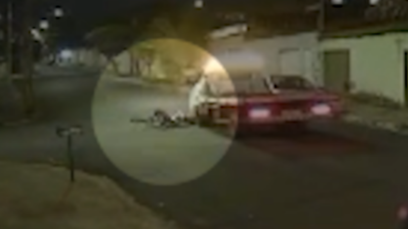 Ciclista fica ferido após ser atingido por carro e atropelador fugir no Bairro Jardim Holanda, em Uberlândia