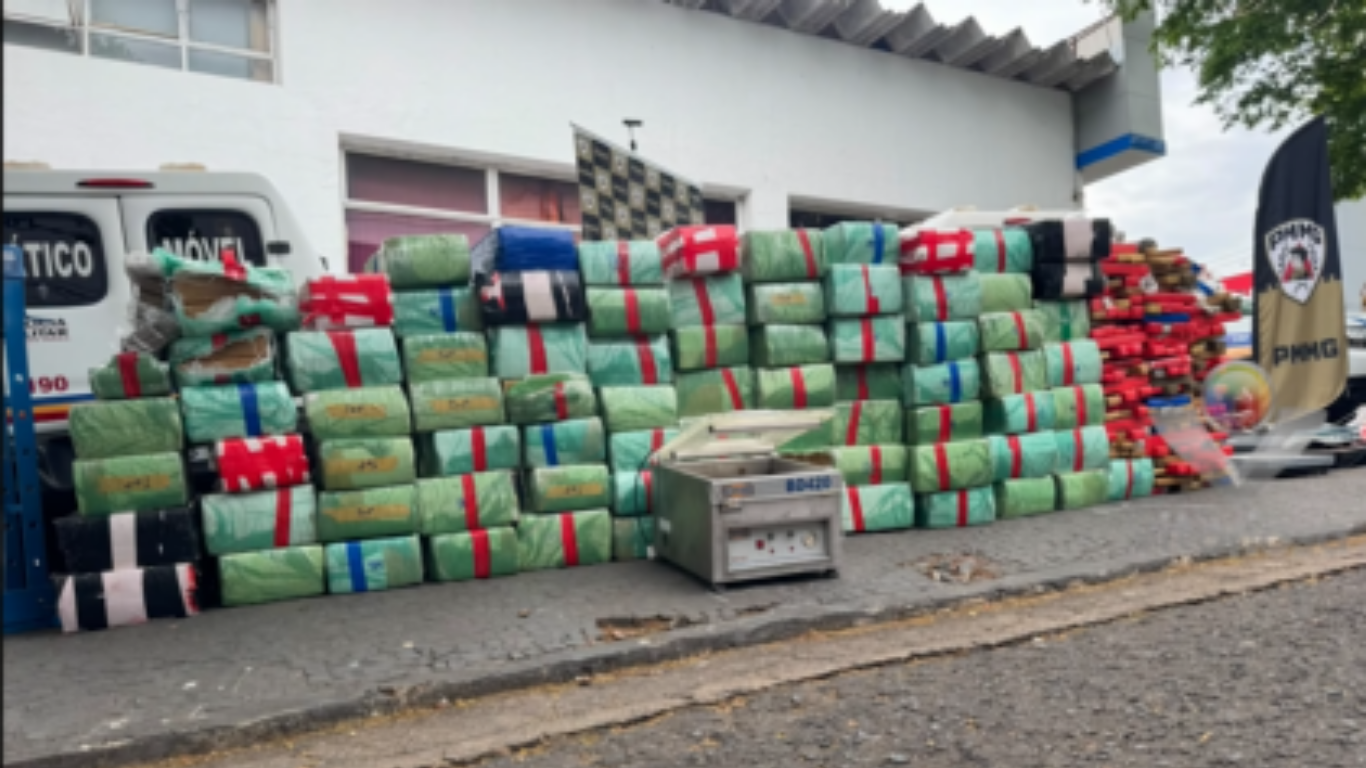 Denúncia anônima leva à prisão de trio e à apreensão de 2 toneladas de drogas no Bairro Dona Zulmira, em Uberlândia
