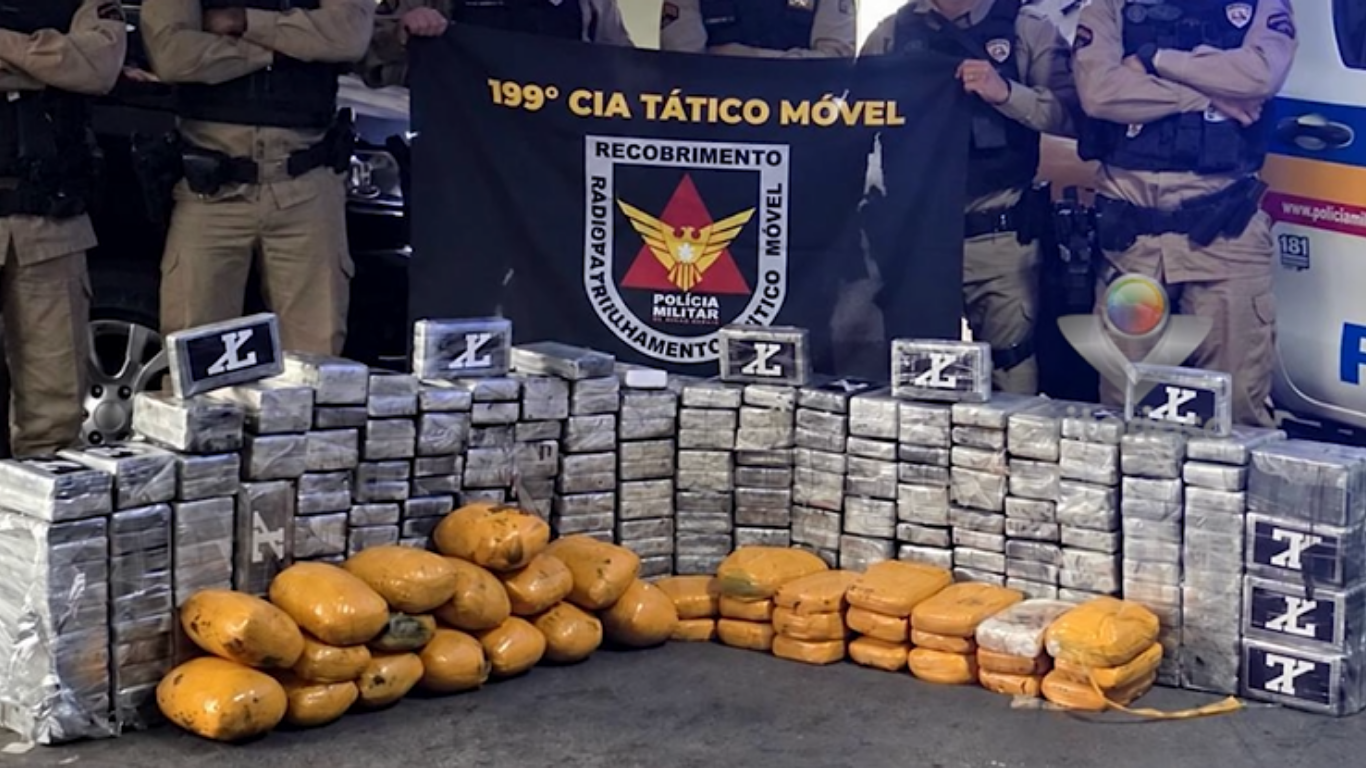 PM apreende cerca de 300 barras de cocaína e maconha em carreta na MGC-497 em Uberlândia