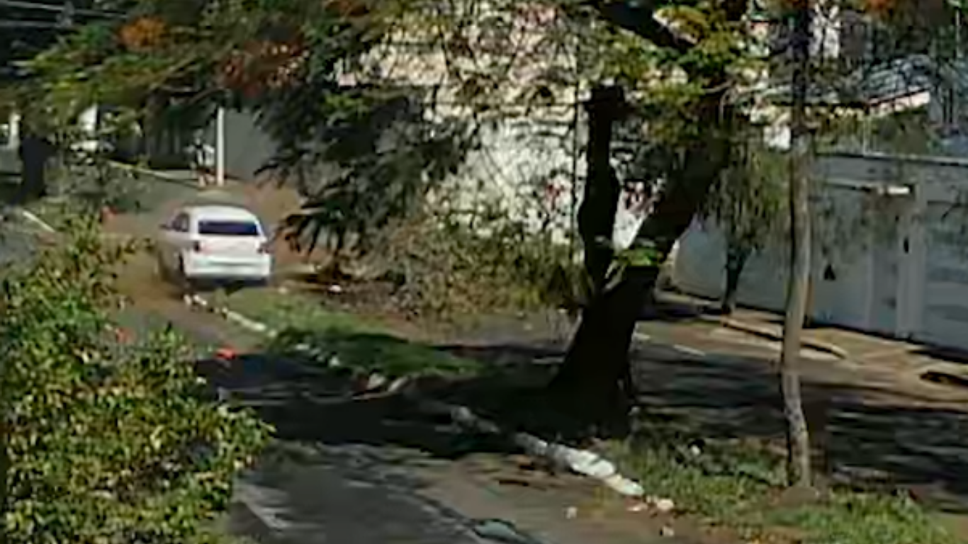 Motorista perde o controle após passar por raiz na pista e bate contra árvore no Setor Norte