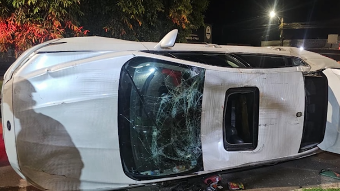 Carro capota após motorista não ver quebra-molas e três pessoas ficam feridas no bairro São Jorge
