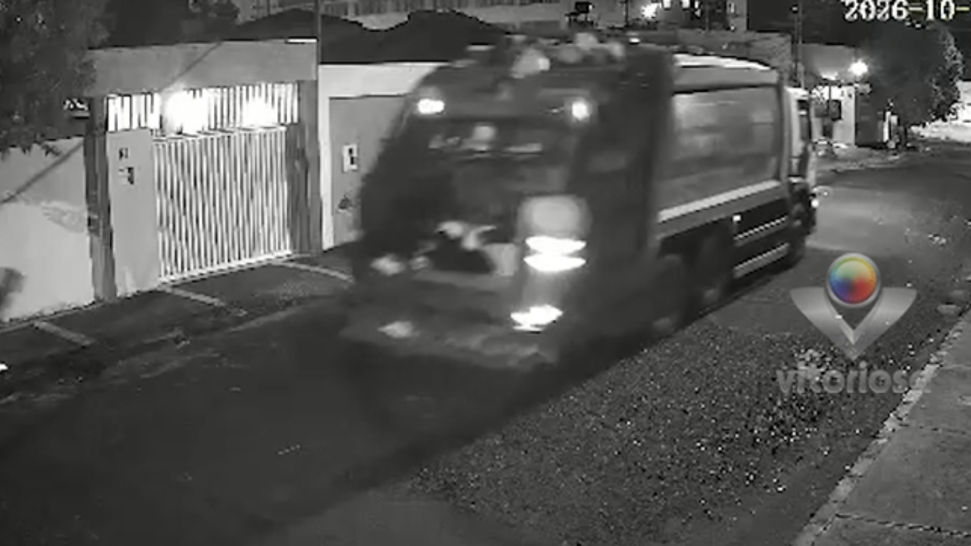 Coletor de lixo fica ferido após ser atropelado por caminhão de coleta no bairro Nossa Senhora Aparecida, em Uberlândia
