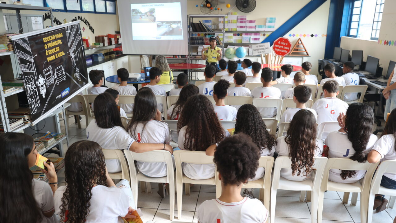 Crianças tendo aula