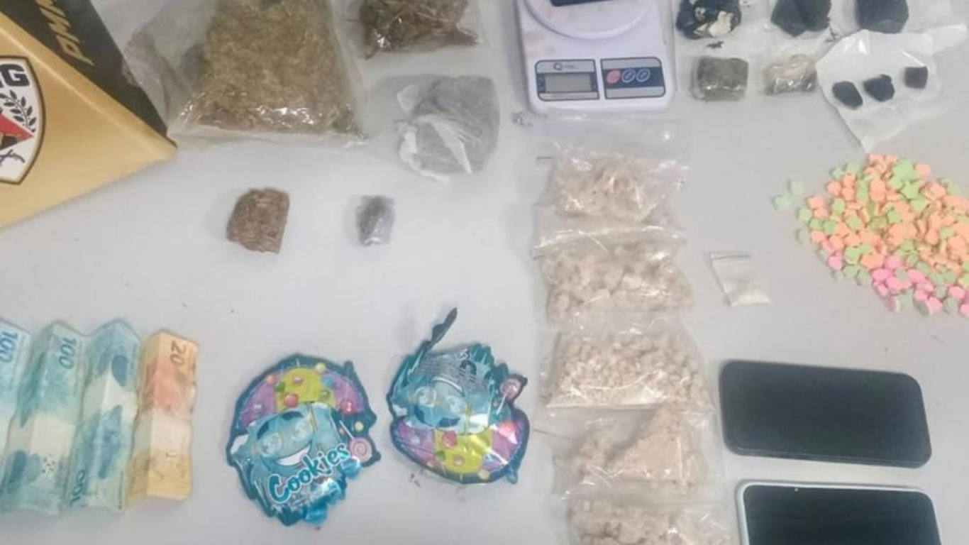 Dois homens são presos por tráfico de drogas no bairro Jardim Quebec, em Patos de Minas