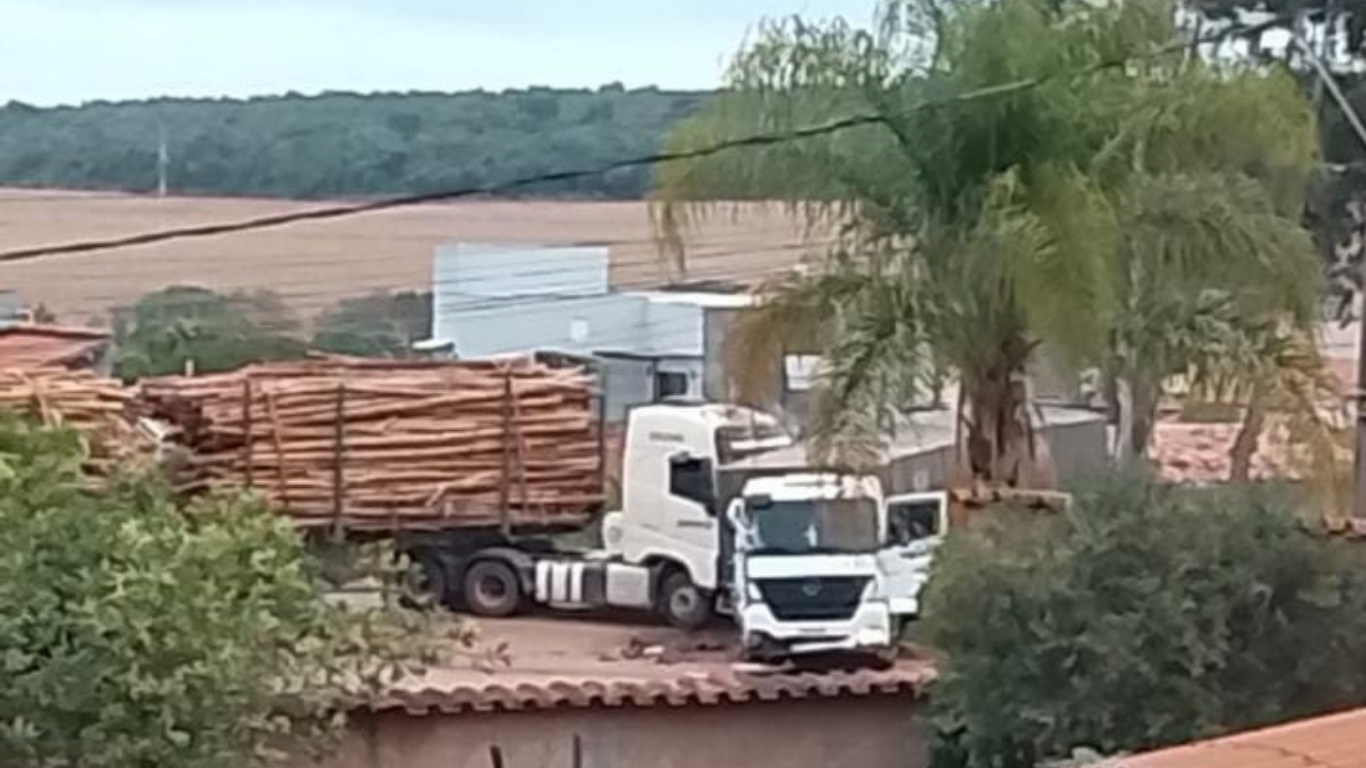 Batida frontal entre duas carretas deixa trânsito parcialmente interditado na BR-365