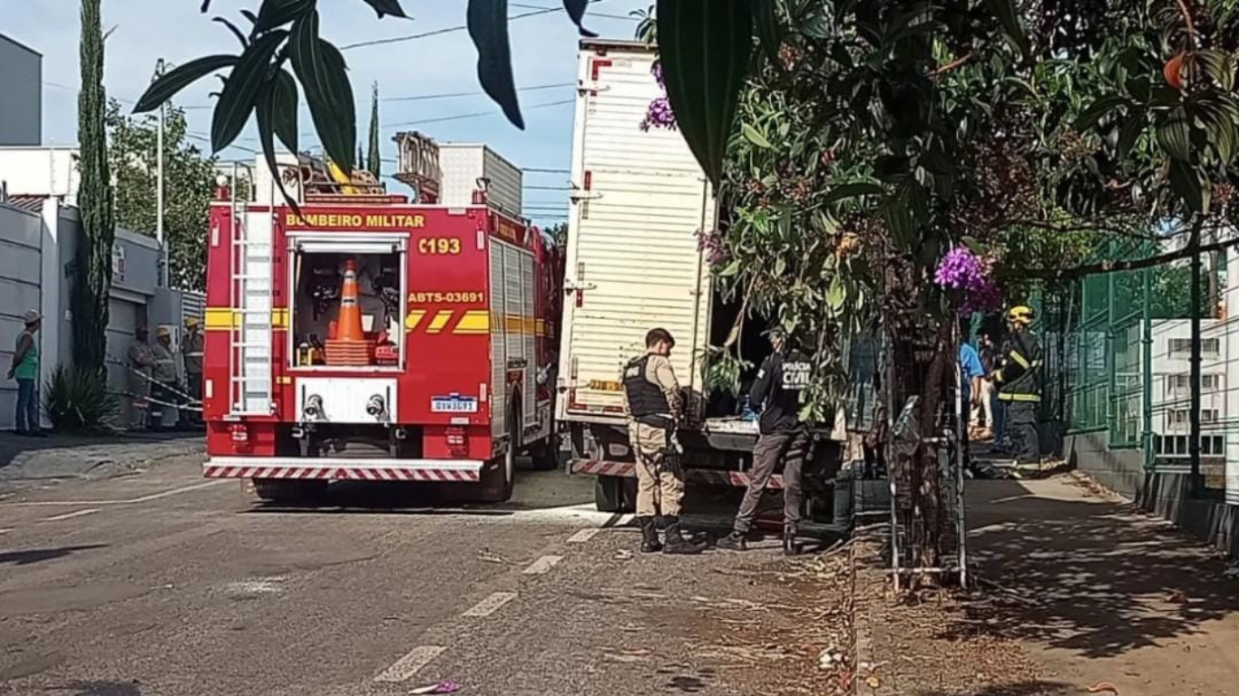 Homem morre após sofrer descarga elétrica em caminhão no bairro Marciano Brandão, em Patrocínio