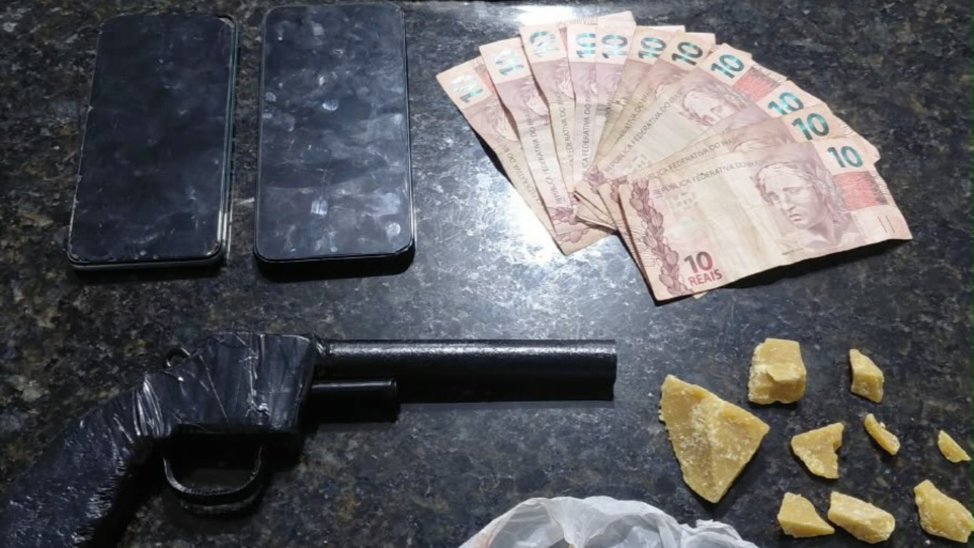 Adolescente de 17 anos é apreendido com drogas durante abordagem a mototáxi em Prata