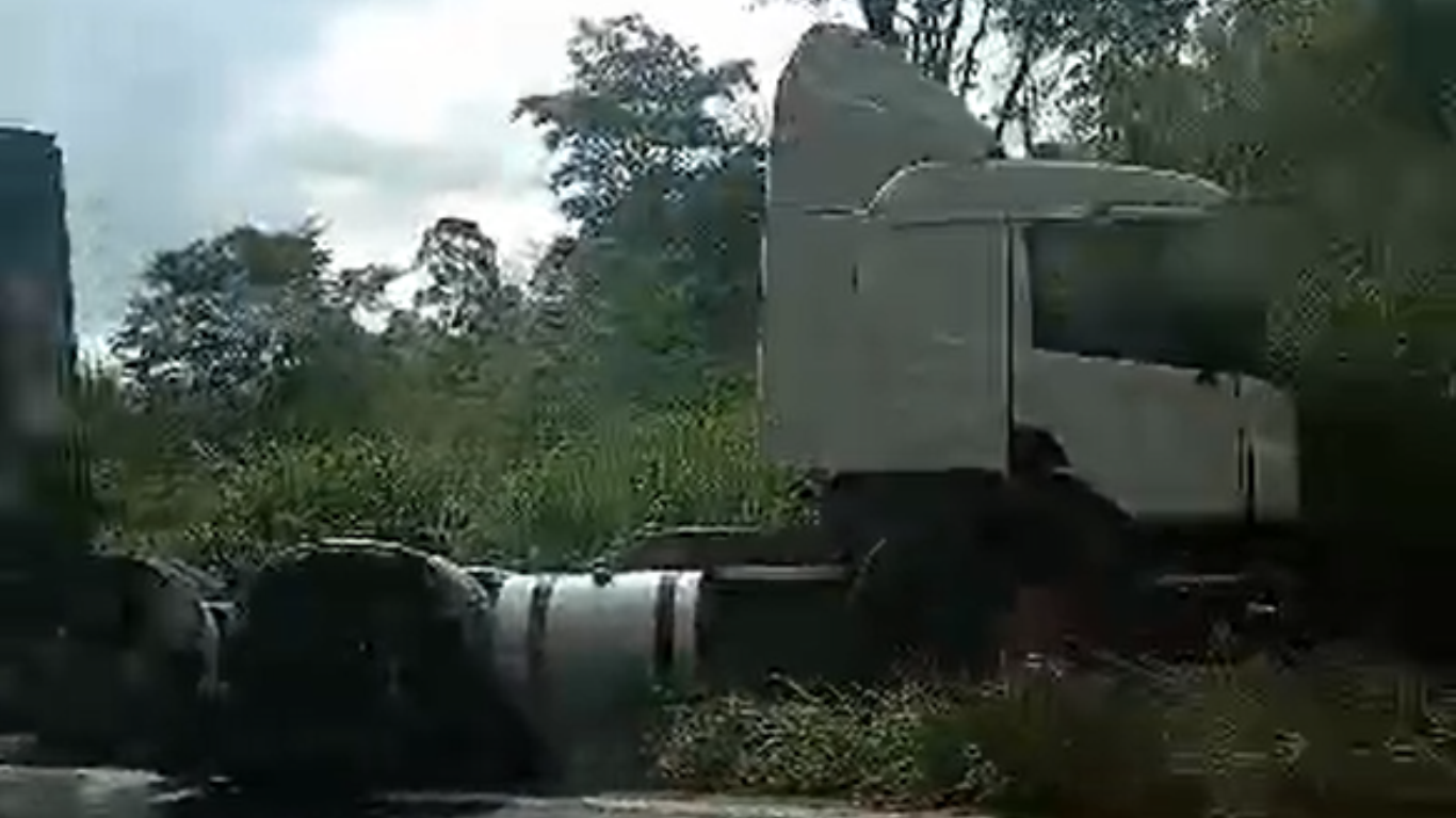 Colisão seguida de incêndio entre carretas deixa trânsito em 'siga e pare' na MGC-497, no Prata