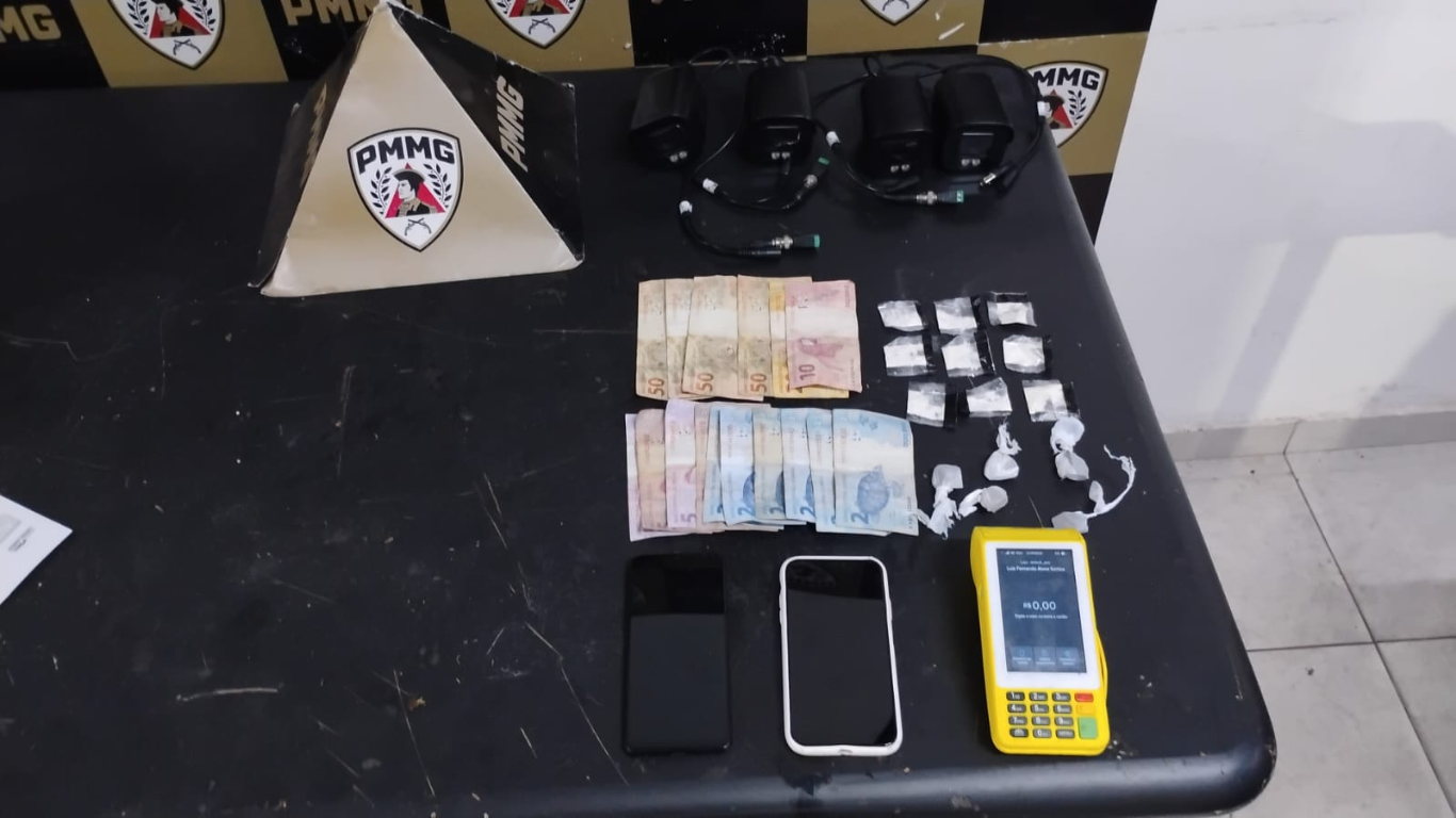 Operação da PMMG combate tráfico de drogas e apreende menores com comércio ilegal no Marta Helena, em Uberlândia