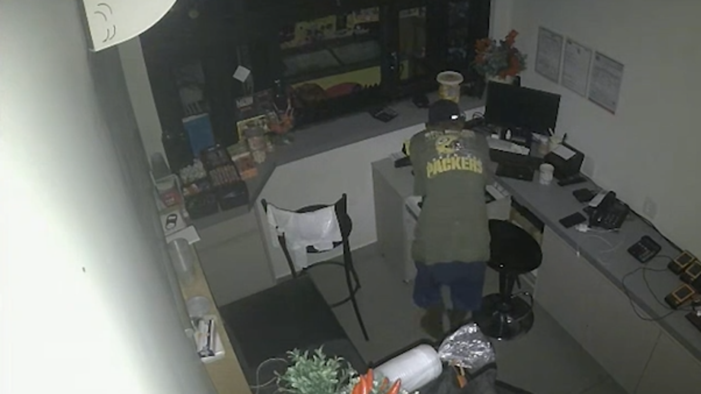Câmeras de segurança flagram criminoso furtando comércio na Av. Dr. Laerte Vieira Gonçalves, em Uberlândia
