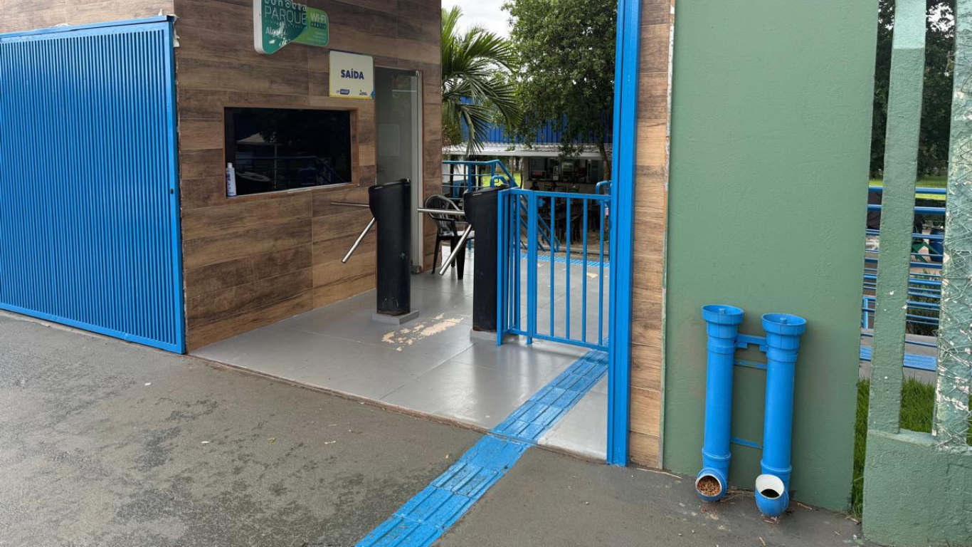 Prefeitura de Uberlândia instala comedouros e bebedouros para cães nas portarias do Parque do Sabiá