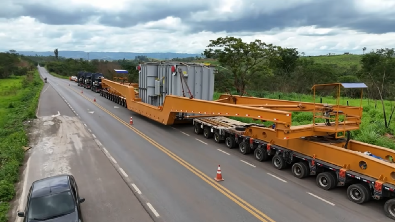 Carga gigante de 520 toneladas mobiliza escolta policial e segue pela BR-354 rumo a Patos de Minas