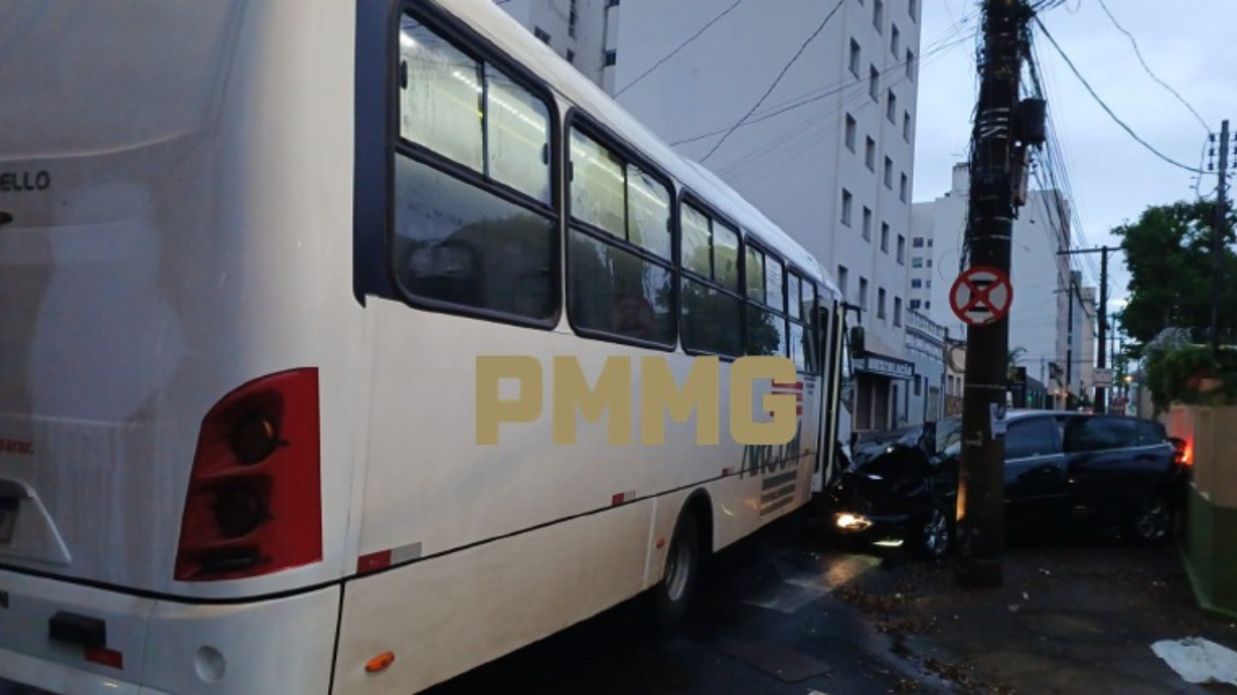 Colisão entre carro e micro-ônibus deixa veículo destruído no bairro Fundinho, em Uberlândia