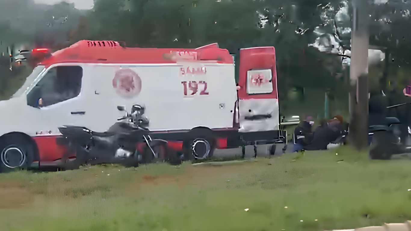 Jovem de 18 anos fica ferida após bater motocicleta contra anteparo fixo em Uberlândia